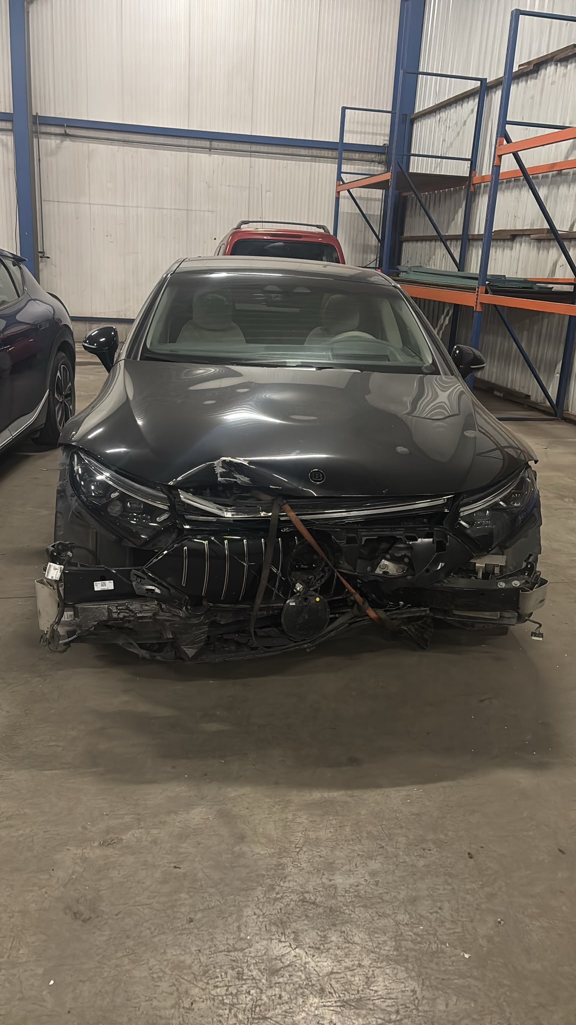 Apgadintas automobilis patalpoje – AUGME automobilių prekyba