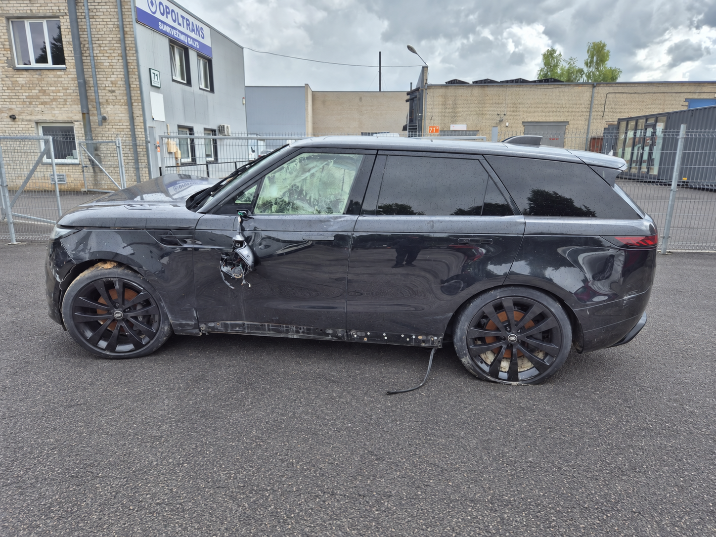 Apgadintas Range Rover automobilis
