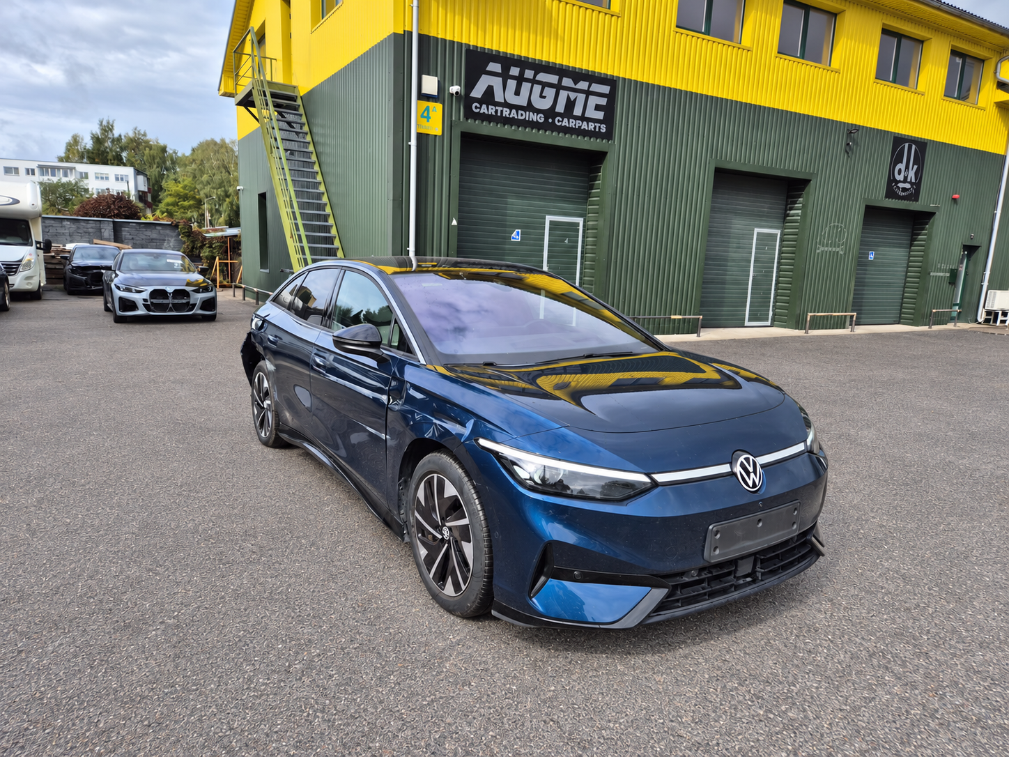 Apgadintas Volkswagen prie AUGME pastato